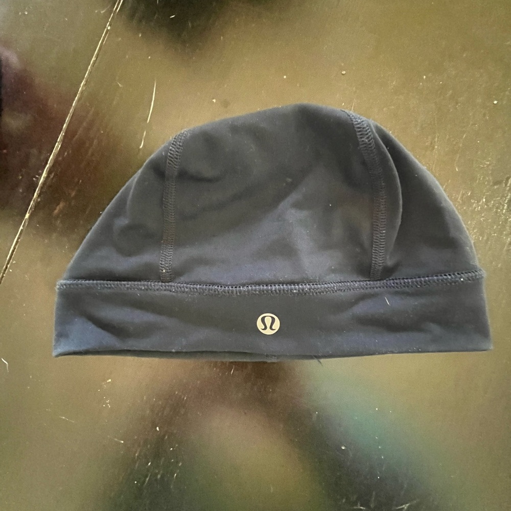 Lululemon black beanie with ponytail hole